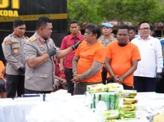 Kapolda Sumut Irjen Pol Whisnu Hermawan F SIK MH mengiterogasi tersangka kasus narkotika.