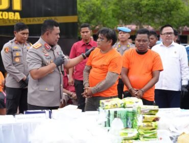 Kapolda Sumut Irjen Pol Whisnu Hermawan F SIK MH mengiterogasi tersangka kasus narkotika.