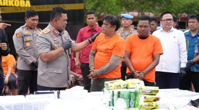 Kapolda Sumut Irjen Pol Whisnu Hermawan F SIK MH mengiterogasi tersangka kasus narkotika.