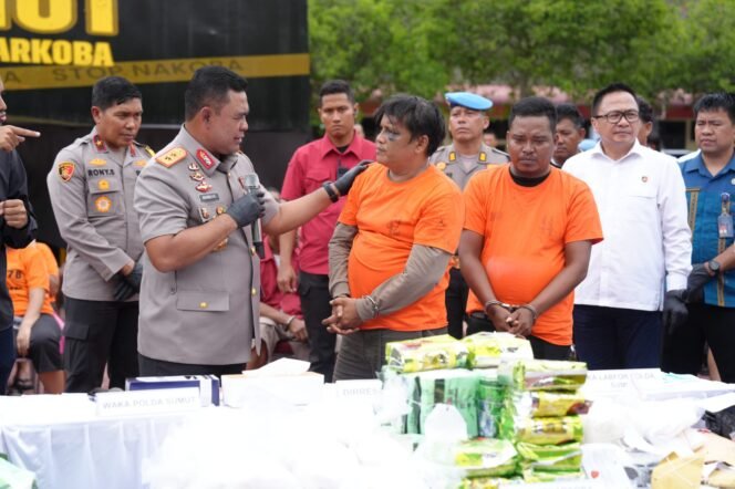 
Kapolda Sumut Irjen Pol Whisnu Hermawan F SIK MH mengiterogasi tersangka kasus narkotika.