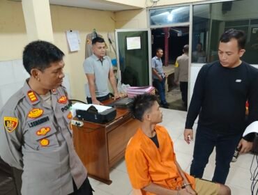 Kapolsek Brandan AKP Irwanta Sembiring menginterogasi tersangka didampingi Kanit Reskrim IPDA Tomi Elvisa Ginting.
