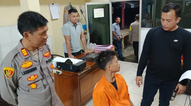 Kapolsek Brandan AKP Irwanta Sembiring menginterogasi tersangka didampingi Kanit Reskrim IPDA Tomi Elvisa Ginting.