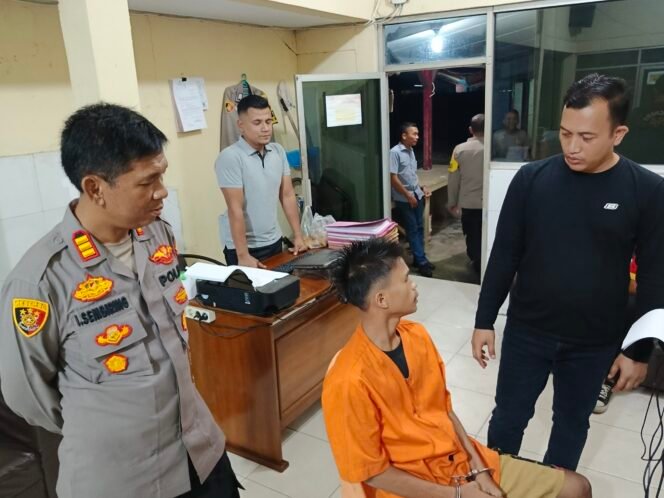 
Kapolsek Brandan AKP Irwanta Sembiring menginterogasi tersangka didampingi Kanit Reskrim IPDA Tomi Elvisa Ginting.