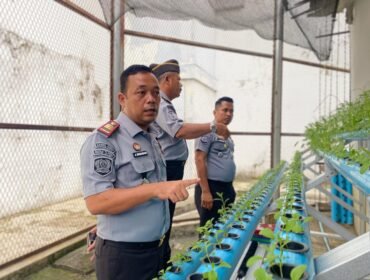 Karutan Tanjung Pura Jimri Nababan dan pejabat struktural serta jajaran, meninjau kegiatan sarana kemandirian budidaya hidroponik.