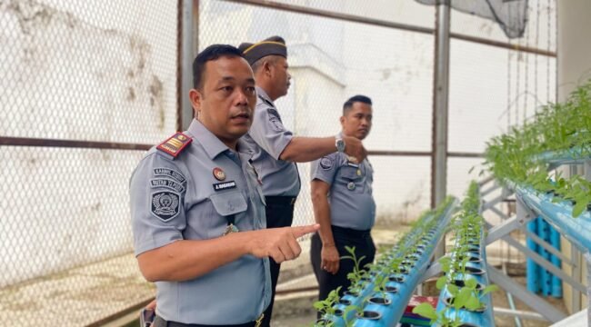 Karutan Tanjung Pura Jimri Nababan dan pejabat struktural serta jajaran, meninjau kegiatan sarana kemandirian budidaya hidroponik.