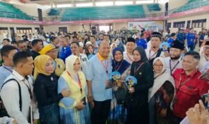 Paslon Cabup dan Cawabup Langkat SATRIA dengan Nomor Urut 1 foto bersama relawan, tim pemenangan dan masyarakat