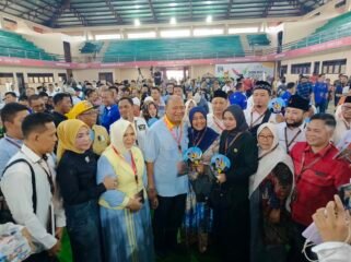 Paslon Cabup dan Cawabup Langkat SATRIA dengan Nomor Urut 1 foto bersama relawan, tim pemenangan dan masyarakat.