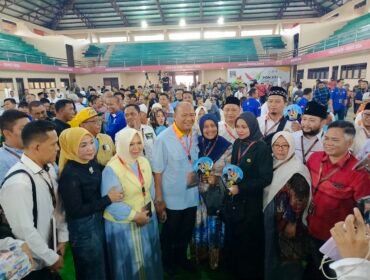 Paslon Cabup dan Cawabup Langkat SATRIA dengan Nomor Urut 1 foto bersama relawan, tim pemenangan dan masyarakat.