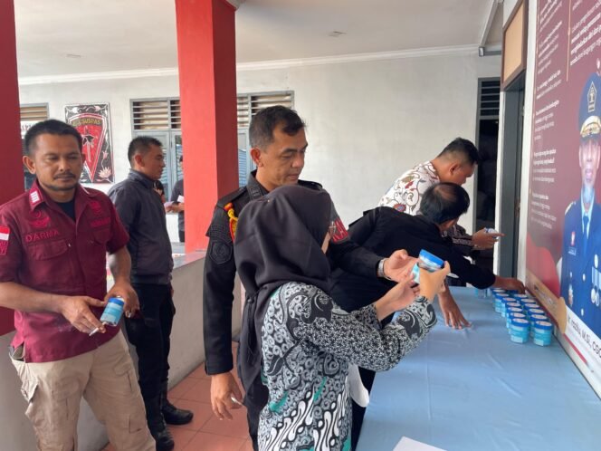 
Pegawai Rutan Kelas IIB Tanjung Pura Kanwil Kemenkumham Sumut melaksanakan tes urin.