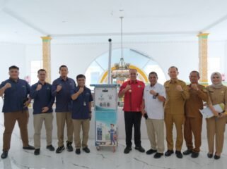 Pj Bupati Langkat Faisal Hasrimy dan Manajer PT PLN UP3 Binjai Darwin Simanjuntak serta Manajer ULP PLN Stabat M Syahrir saat sosialisai BIS LIPIN di Ruang Pola Pemkab Langkat.