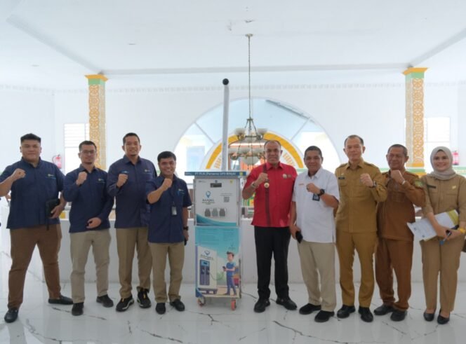 
Pj Bupati Langkat Faisal Hasrimy dan Manajer PT PLN UP3 Binjai Darwin Simanjuntak serta Manajer ULP PLN Stabat M Syahrir saat sosialisai BIS LIPIN di Ruang Pola Pemkab Langkat.