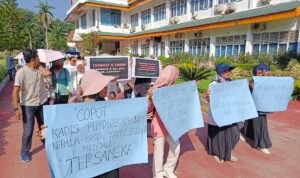 Ratusan guru honorer menggeruduk Kantor Bupati Langkat, menuntut agar Pj Bupati Langkat Faisal Hasrimy segera melaksanakan putusn PTUN Medan