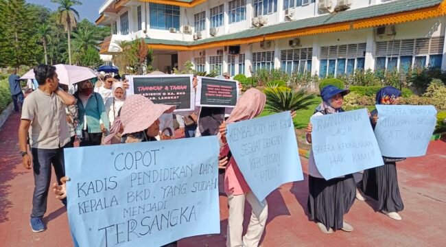 Ratusan guru honorer menggeruduk Kantor Bupati Langkat, menuntut agar Pj Bupati Langkat Faisal Hasrimy segera melaksanakan putusn PTUN Medan.