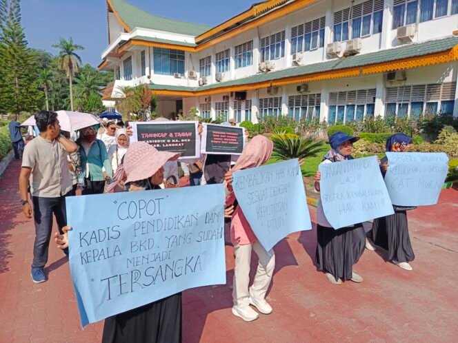 
Ratusan guru honorer menggeruduk Kantor Bupati Langkat, menuntut agar Pj Bupati Langkat Faisal Hasrimy segera melaksanakan putusn PTUN Medan.