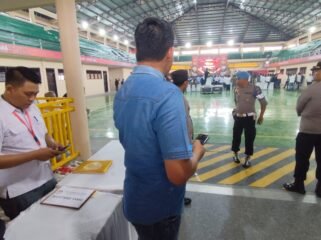 Staf KPU Langkat Erik (baju kemeja putih) yang melarang awak media liputan.