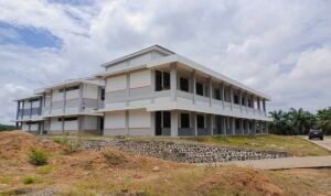 Bangunan SMA Plus Langkat di Desa Kampung Lama, Kecamatan Besitang, Lagnkat yang diduga dikerjakan asal jadi dan sarat korupsi