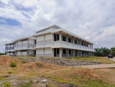 Bangunan SMA Plus Langkat di Desa Kampung Lama, Kecamatan Besitang, Lagnkat yang diduga dikerjakan asal jadi dan sarat korupsi.