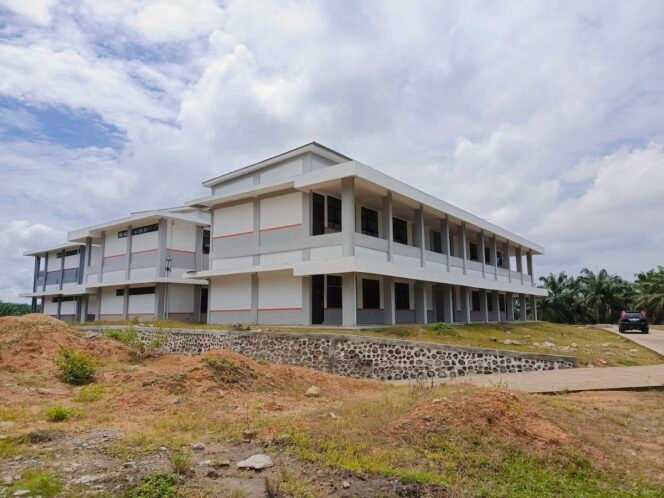 
Bangunan SMA Plus Langkat di Desa Kampung Lama, Kecamatan Besitang, Lagnkat yang diduga dikerjakan asal jadi dan sarat korupsi.