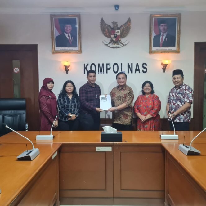 
Direktur LBH Medan dan Meilisya Ramadhani saat di Kompolnas.