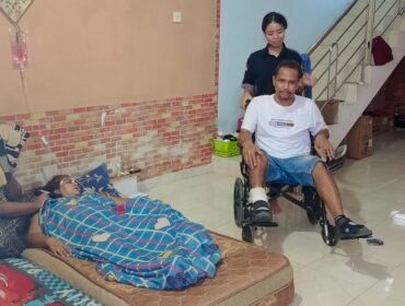 Hakimta Sembiring, korban pembasokan ES saat beradi di kediamannya bersama istirnya yang terbaring karena sakit.