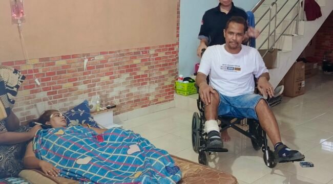 Hakimta Sembiring, korban pembasokan ES saat beradi di kediamannya bersama istirnya yang terbaring karena sakit.