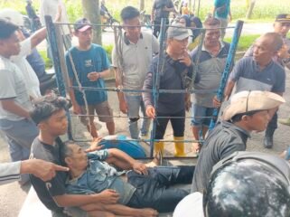 Jenazah Ronal Wahyudi dievakuasi keluarganya dengan becak mesin. 
