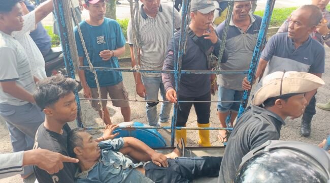 Jenazah Ronal Wahyudi dievakuasi keluarganya dengan becak mesin. 