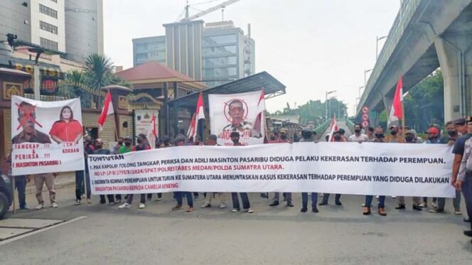 
AMPPUH Demo Mabes Polri Minta Tangkap Masinto terkait Laporan Dugaa   Kekerasan Perempuan