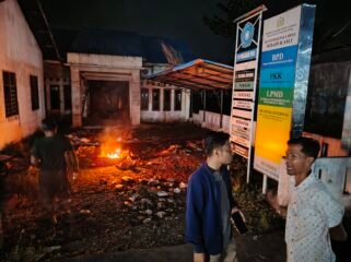 Warga usai membakar ban di halaman Kantor Desa Serapuh Asli, Kecamatan Tanjung Pura, Langkat. 