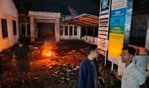 Warga usai membakar ban di halaman Kantor Desa Serapuh Asli, Kecamatan Tanjung Pura, Langkat.