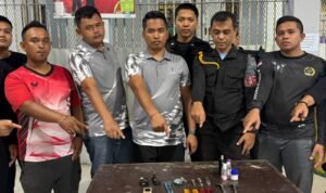 KPR Kelas IIB Tanjung Pura Efri Yanto bersama regu pengaman Rutan usai menggelar razia