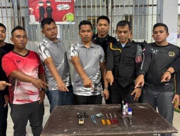KPR Kelas IIB Tanjung Pura Efri Yanto bersama regu pengaman Rutan usai menggelar razia.