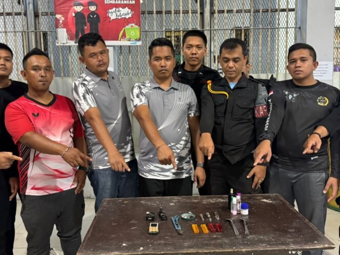 
KPR Kelas IIB Tanjung Pura Efri Yanto bersama regu pengaman Rutan usai menggelar razia.