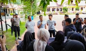 Kanit Tipidter Polres Langkat IPDA Adi Arifin memberikan penjelasan kepada guru honorer