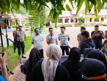 Kanit Tipidter Polres Langkat IPDA Adi Arifin memberikan penjelasan kepada guru honorer.