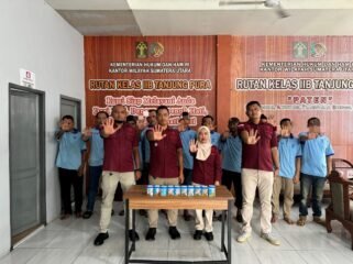 Kepala Kesatuan Pengamanan Rutan, Efri Yanto dan jajaran pengamanan serta tim medis Rutan Tanjung Pura usai melakukan tes urin terhadap WBP.