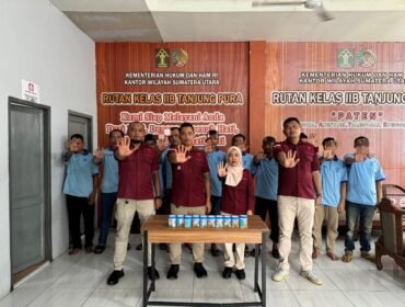 Kepala Kesatuan Pengamanan Rutan, Efri Yanto dan jajaran pengamanan serta tim medis Rutan Tanjung Pura usai melakukan tes urin terhadap WBP.