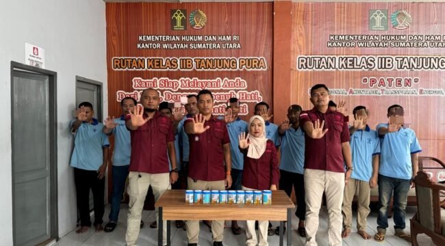 Kepala Kesatuan Pengamanan Rutan, Efri Yanto dan jajaran pengamanan serta tim medis Rutan Tanjung Pura usai melakukan tes urin terhadap WBP.