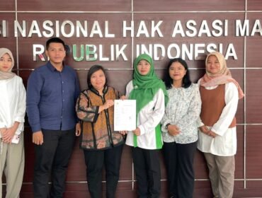 Meilisya Ramadhani dan Direktur LBH Medan Irvan Saputra membuat pengaduan ke Komnas HAM RI.