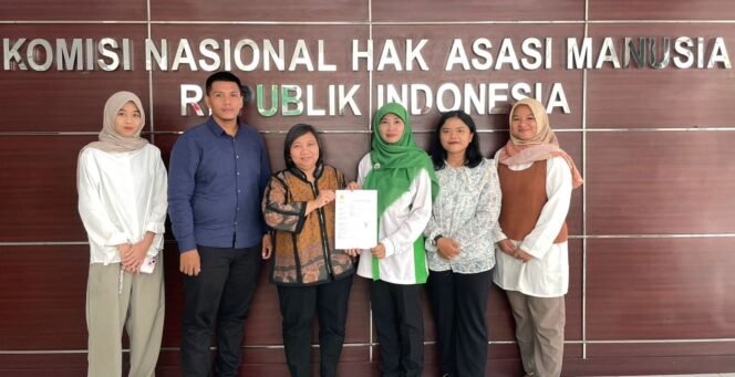 
Meilisya Ramadhani dan Direktur LBH Medan Irvan Saputra membuat pengaduan ke Komnas HAM RI.