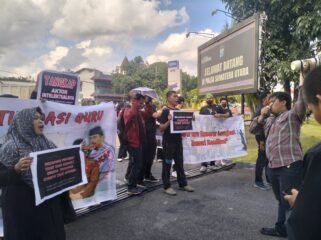 Para guru honorer melakukan orasi dan menyerahkan award di Mapolda Sumut.