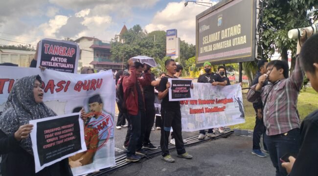 Para guru honorer melakukan orasi dan menyerahkan award di Mapolda Sumut.