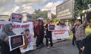 Para guru honorer melakukan orasi dan menyerahkan award di Mapolda Sumut