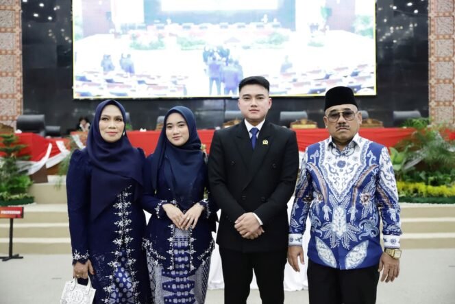 
Ricky Anthony bersama ayah, ibu dan adiknya di DPRD Sumut beberapa waktu lalu.