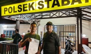 Rudi Hartono usai membuat laporan di Mapolsek Stabat