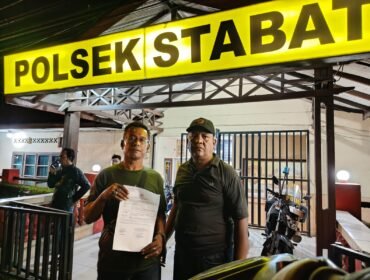 Rudi Hartono usai membuat laporan di Mapolsek Stabat.