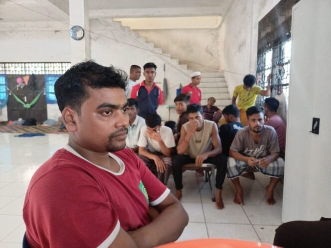 
Salah seorang pengungsi Rohingya bernama Amin yang menceritakan rekannya kabur dari Gedung Nasional Tanjung Pura.
