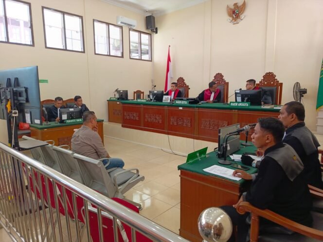 
Terdakwa Kepala Desa Kuala Musam, Kecamatan Batang Serangan, Langkat Elvius Sembiring menjalani persidangan di PN Stabat.