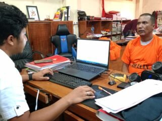 Tersangka AP saat diperiksa penyidik kepolisian.