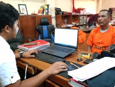Tersangka AP saat diperiksa penyidik kepolisian.